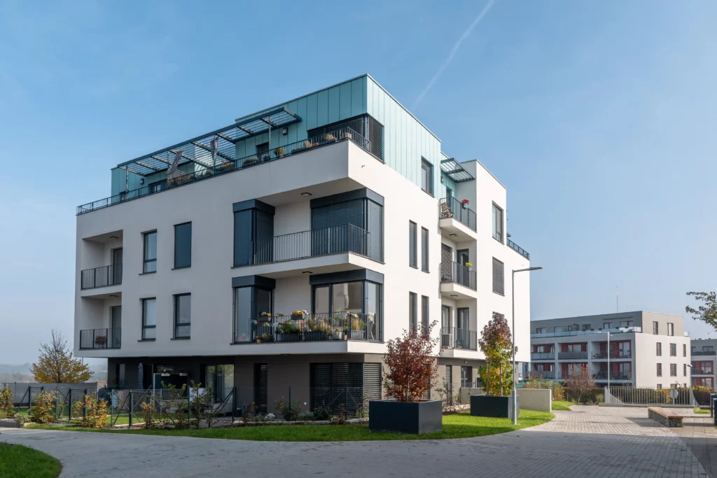 Moderní exteriéry bytového komplexu v Roztokách u Prahy